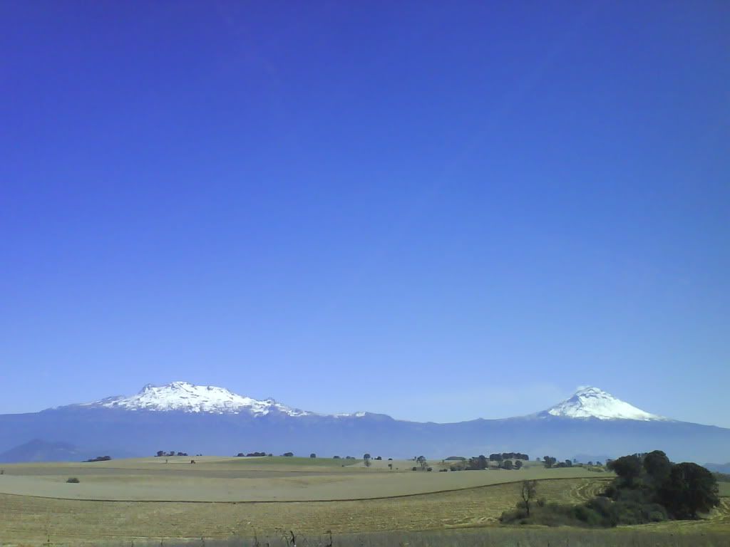 Popocatépetl y mujer dormida, fotos propias Popocatépetl y mujer dormida, fotos propias