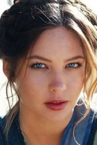 http://i807.photobucket.com/albums/yy358/xxxandromedaxxx2/adatlapok/daveigh-chase-1217.jpg