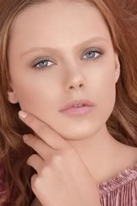 http://i807.photobucket.com/albums/yy358/xxxandromedaxxx2/adatlapok/frida-gustavsson-0529.jpg